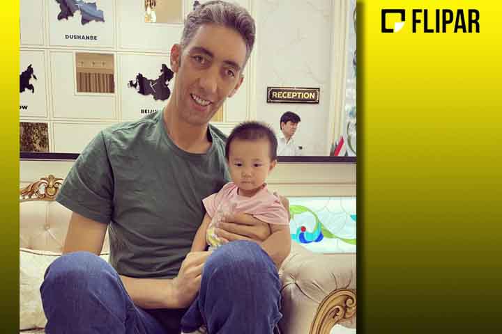 O turco tem outra marca presente no Livro dos Recordes: pessoa viva com as maiores mãos - 28,5 centímetros do pulso até a ponta do dedo médio.