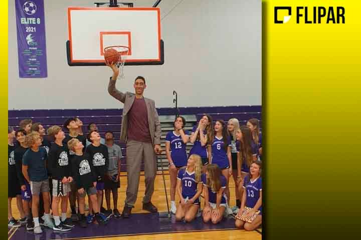 Na adolescência, o homem mais alto do mundo foi contratado pela equipe de basquete de Galatasaray. A estatura, no entanto, acabou sendo inviável para que ele seguisse jogando a modalidade, da qual é fã declarado.