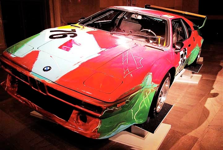 Já nos anos 60, Andy Warhol começou a fazer pinturas de objetos e pessoas com cores vibrantes e excêntricas. Suas ideias vanguardistas começavam a se fazer presentes. 
