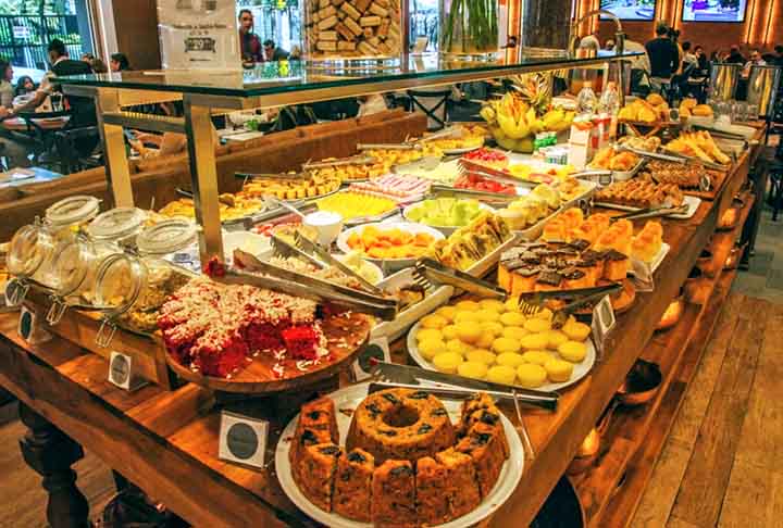 As padarias também costumam produzir e vender itens de confeitaria, como bolos, tortas, brigadeiros, entre outros doces. 

