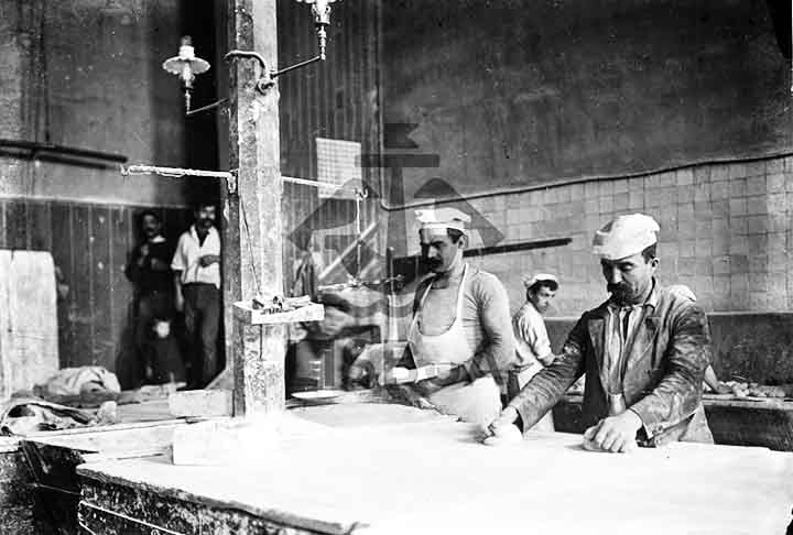 Foram os portugueses que trouxeram os pães para o Brasil, durante o período colonial. Com o passar das décadas, eles começaram a abrir padarias no país, introduzindo e tornando esse mercado tradicional. 
