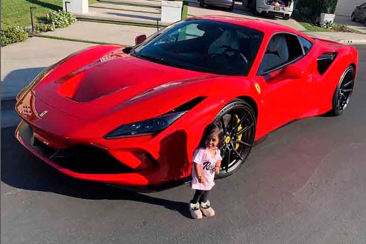 Ela é portadora de um nanismo denominado acondroplasia, que limita o crescimento a um determinado ponto.