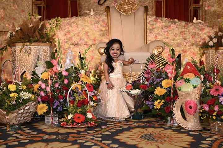 De acordo com suas manifestações no Instagram, Jyoti Amge é fascinada por moda e gosta de posar para fotos trajando roupas novas.