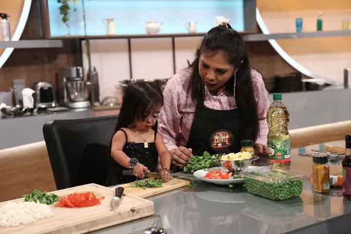 A estrela do Guinness também já participou de um programa especializado em culinária em TV da Romênia.