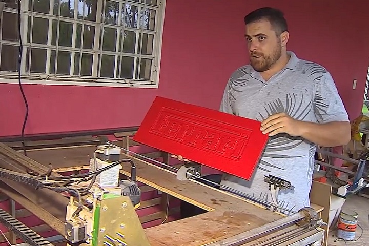 Ele fabricou as chapas e moldou o automóvel em um laboratório improvisado nos fundos de sua casa, que fica em Cachoeira Paulista.