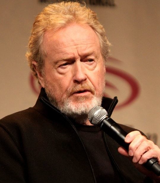 Apesar da presença de Alexander Mariotti como consultor histórico, o diretor Ridley Scott (foto) assumidamente prioriza o entretenimento sobre a precisão, algo já demonstrado em outros filmes dele, como Napoleão (2023).