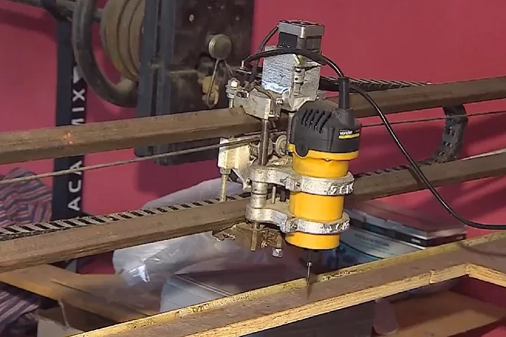 Embora seja dentista, ele se considera um entusiasta de ciência e tecnologia e utilizou máquinas que ele mesmo desenvolveu, aperfeiçoando o processo de construção por meio de tentativa e erro.