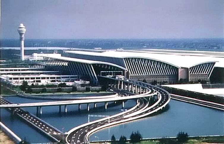 8° Aeroporto Internacional de Shanghai Pudong – China - Inaugurado em 1999. Tem 39 km². É o aeroporto mais importante de Shanghai. Um Transrapid fez o 1º trajeto comercial do mundo entre esse aeroporto e a estação de metrô Long Yang (viagem inaugural em 2002). O maglev atinge 431 km/h a uma distância de 30 km.