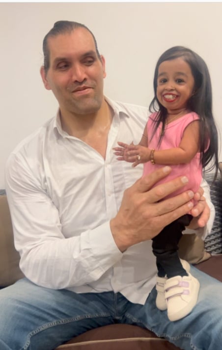 Entretanto, muita gente criticou nas redes sociais as brincadeiras que o gigante fez com a pequenina, considerando que ele a segurou de forma inadequada.