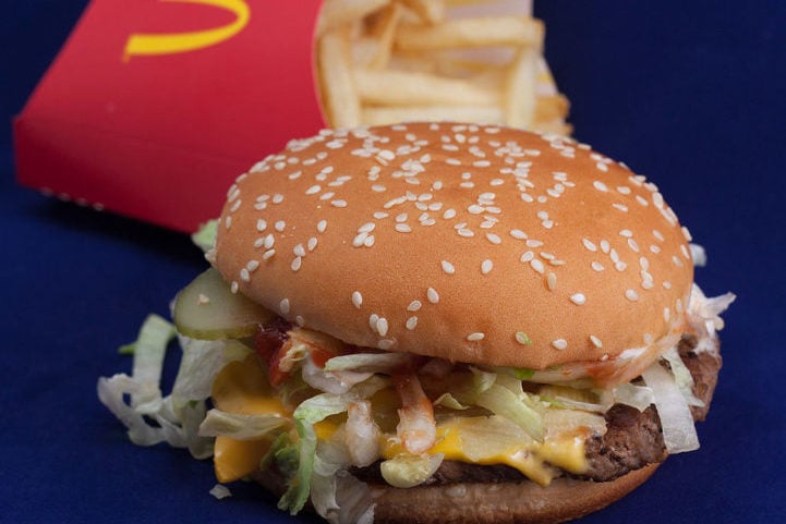 Em 1990, ativistas de um pequeno grupo britânico chamado London Greenpeace distribuíram panfletos com o dizer O que está errado com o McDonald's?, criticando a empresa por questões ambientais, de saúde e trabalhistas.