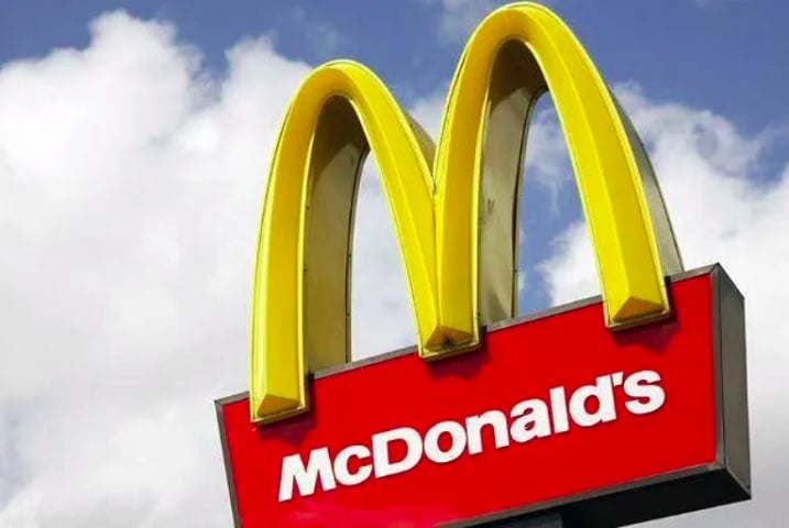 Recentemente, o vídeo de uma situação inusitada em um drive-thru do McDonald’s na Filadélfia, nos Estados Unidos, viralizou nas redes sociais. A cliente Sadè Zuri foi atendida por um funcionário que estava no banheiro.
