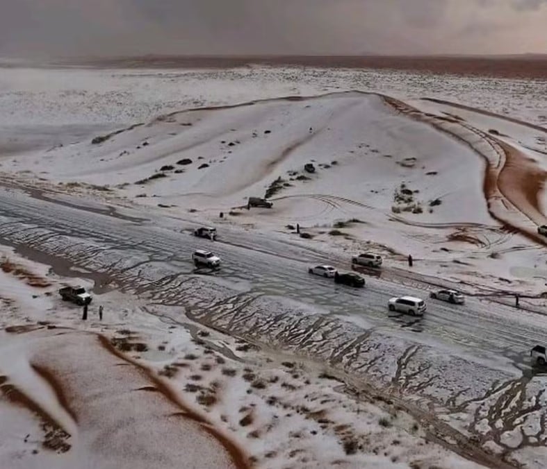 Pela primeira vez o fenômeno foi registrado em Al-Nafud. O deserto saudita chega a registrar mais de 50ºC em algumas partes, o que faz da presença de flocos de neve algo ainda mais impressionante. 
