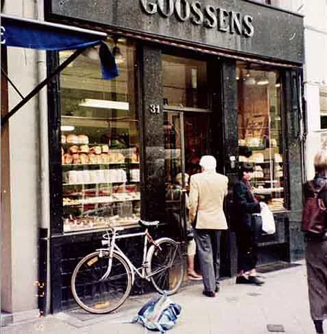 Espalhadas pelo mundo, muitas padarias também funcionam como cafés, servindo bebidas quentes em seu ambiente (café e chá), por exemplo, e os próprios produtos de panificação para serem degustados no local. 
