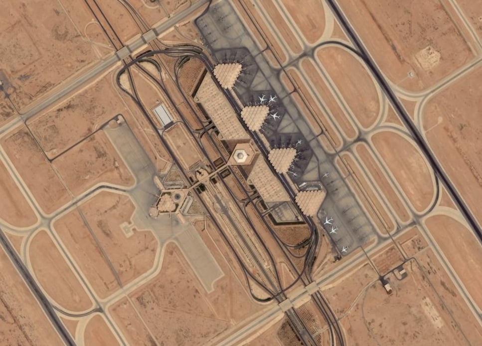 O Aeroporto Internacional King Salman tem um projeto arquitetônico de ponta que combina funcionalidade e inovação estética. E deverá mais que duplicar a capacidade do atual Aeroporto Internacional King Khalid (foto).