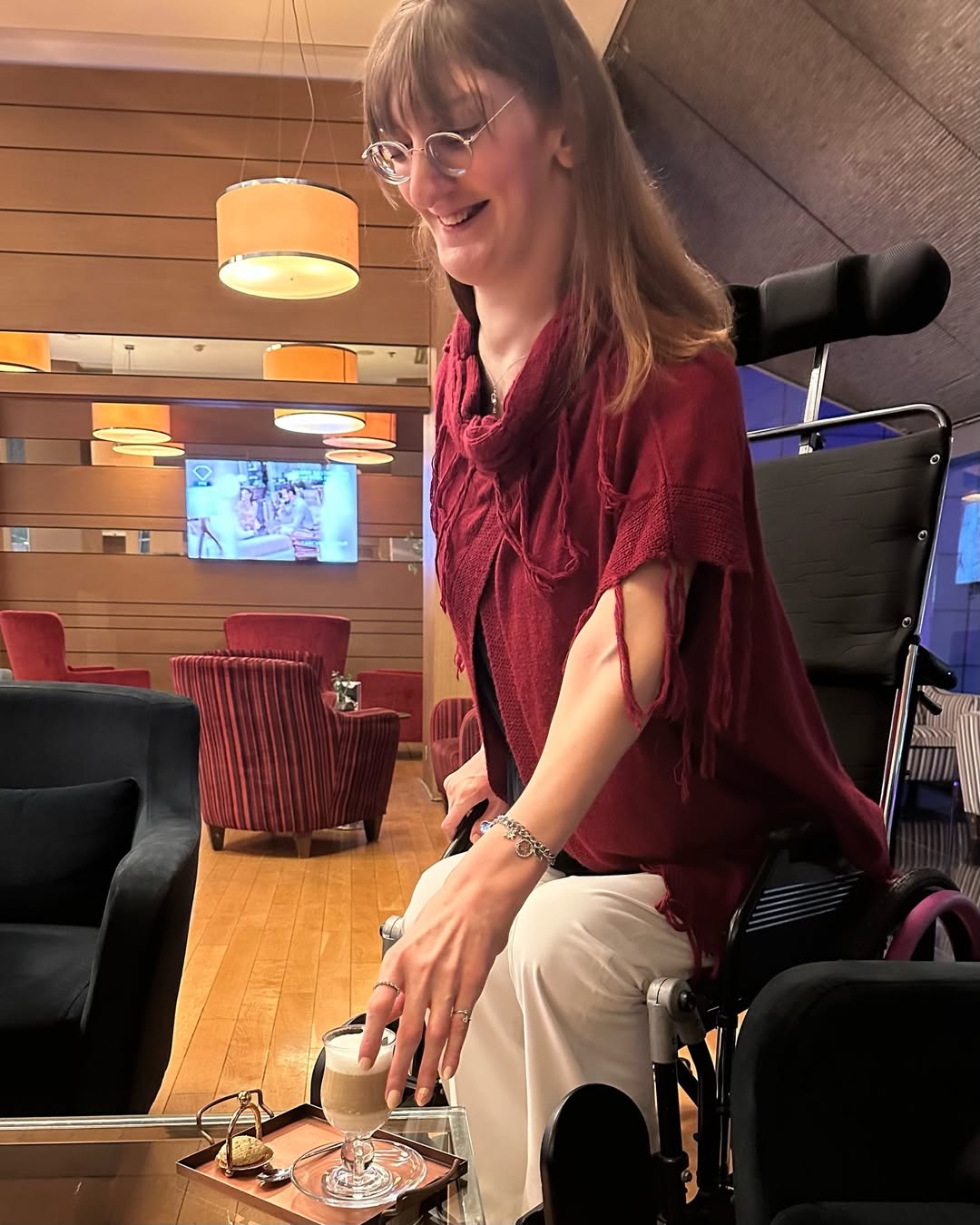 Rumeysa é portadora de uma condição rara chamada síndrome de Weaver, que causa um crescimento ósseo excessivo. A turca é o primeiro caso diagnosticado na Turquia e o 27º no mundo.
