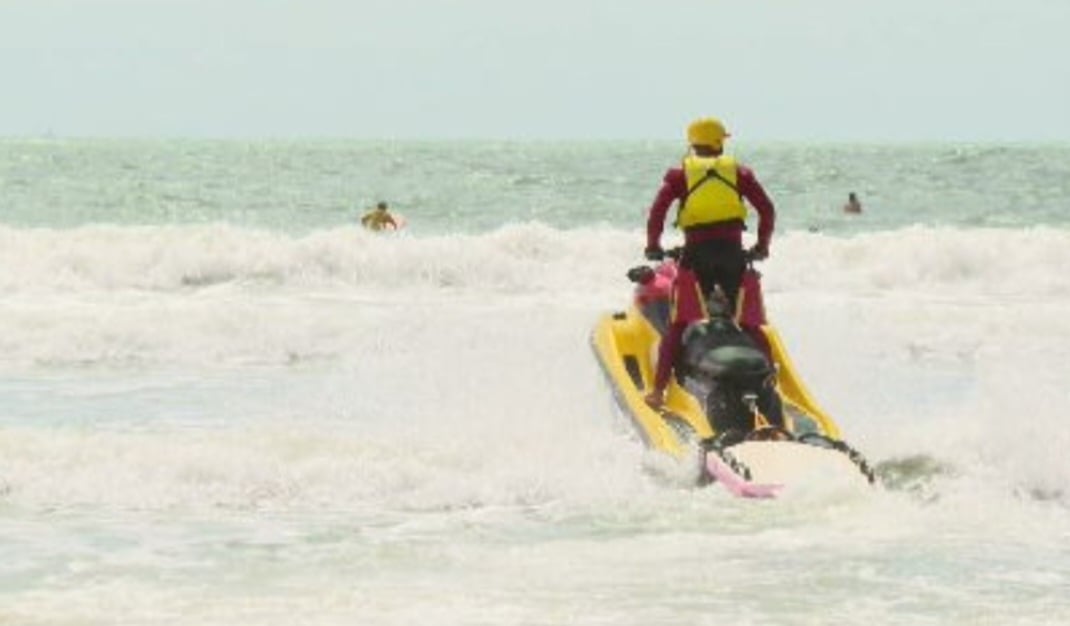 O Grupamento Marítimo faz a Operação Praia Segura nos meses do verão, com efetivo reforçado.  Na Baixada Santista, mil guarda-vidas chegam para se juntar ao grupo permanente na região.  Entre as mais procuradas estão a Praia de Maresias e a Praia de Juquehy, em São Sebastião; e as praias de Enseada e Astúrias (foto), no Guarujá