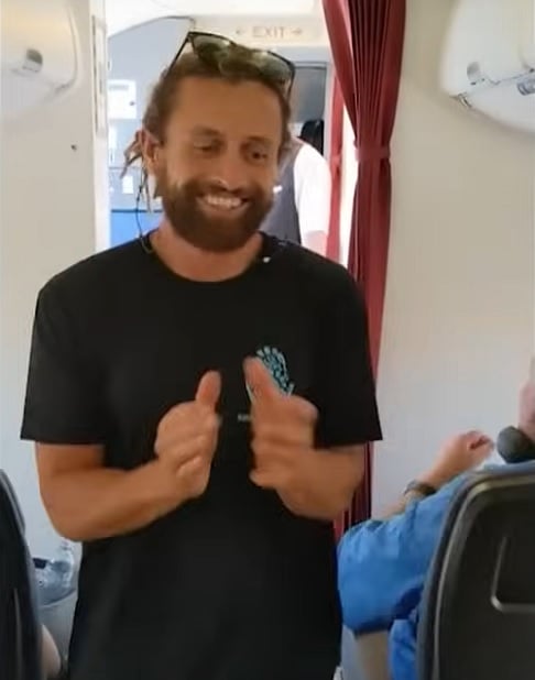 Andre Rerekura, apresentador do programa de TV local Shipwreck Hunters Australia, que estava a bordo, auxiliou na captura da cobra antes que o voo pudesse prosseguir.