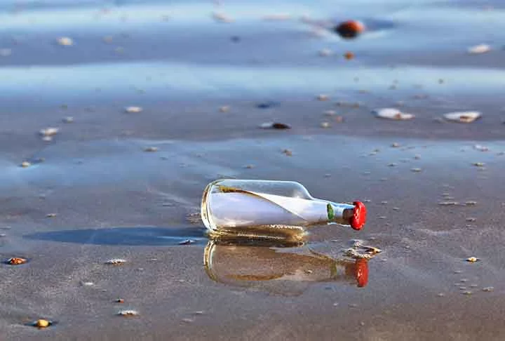 A prática de enviar mensagens dentro de garrafas está longe de ser uma peça de ficção, vista em filmes, mencionada em romances literários e músicas. Há registros desse método no mundo real desde pelo menos o século 18. 

