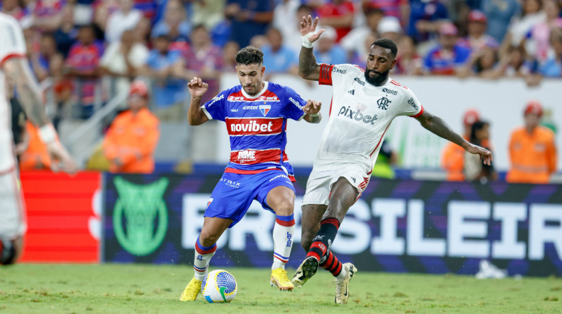FORTALEZA, CEARÁ, BRASIL - 26.11.2024:  Mancuso e Gerson. Fortaleza x Flamengo,  Arena Castelão, série A do campeonato brasileiro. (Foto: Aurélio Alves  / O POVO)