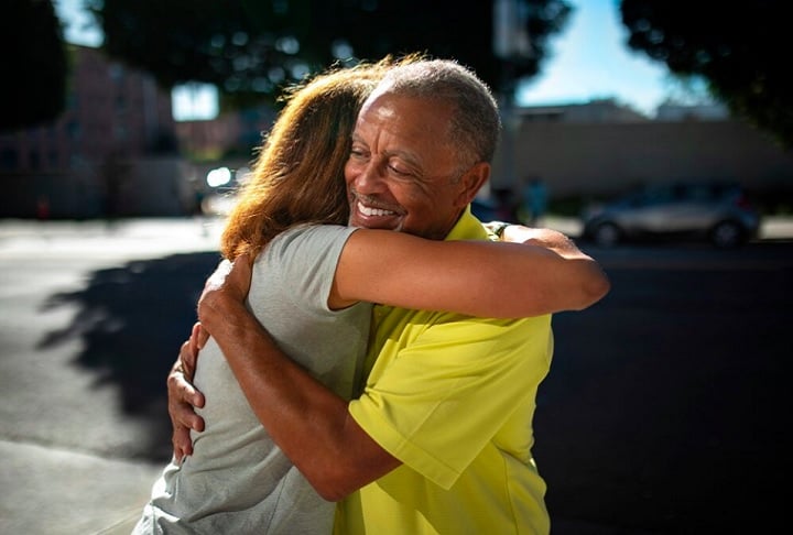 Não há registros históricos precisos que apontem para um momento específico ou cultura que tenha inventado esse gesto tão universal.