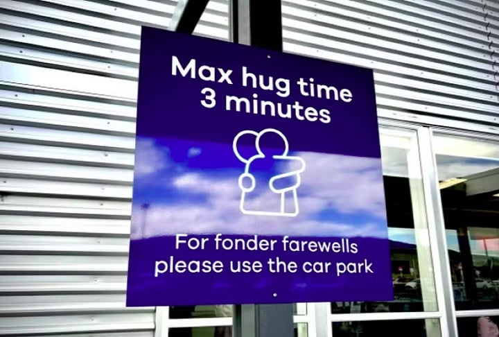 A regra está sendo levada tão a sério que foi colocada uma placa na área de desembarque. Nas redes sociais, muita gente se manifestou contra a nova orientação.