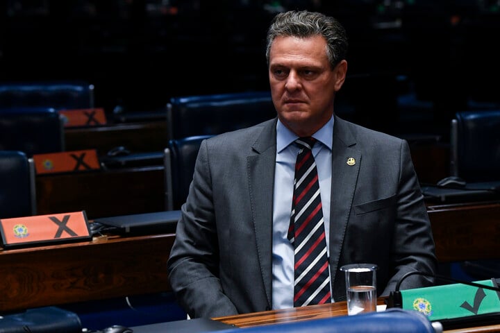 O ministro da Agricultura, Carlos Fávaro, apoiou o boicote promovido pelos frigoríficos sob o argumento de que a declaração de Bompard foi inadmissível por questionar a “qualidade sanitária das carnes brasileiras”. 
