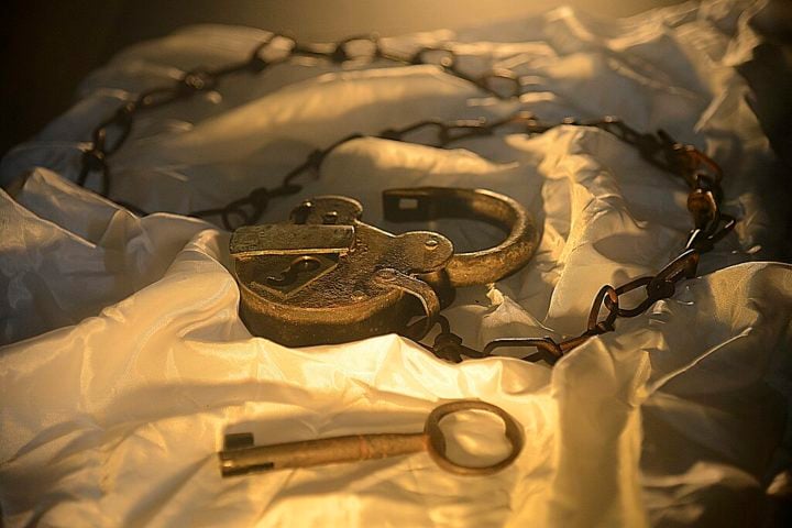 Foram mais de 300 anos de tráfico de africanos, que trouxe cerca de 4,9 milhões de pessoas escravizadas ao país, com mais de 600 mil mortes no percurso.