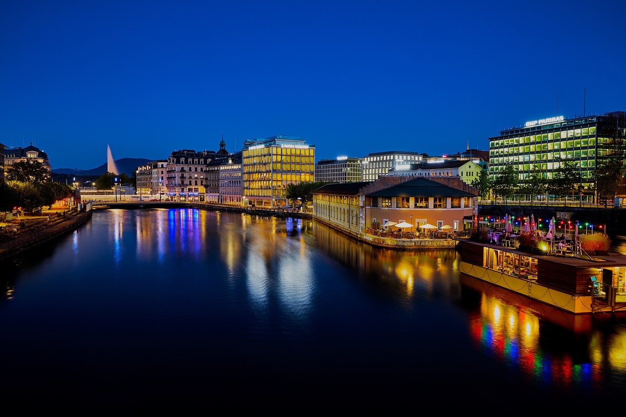 Genebra apareceu pela primeira vez na história como uma cidade fronteiriça, fortificada contra os celto-germânicos helvécios, chamada pelos romanos de Genava e conquistada por eles em 121 a.C.