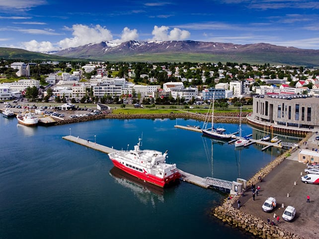 Em 2015, a Islândia testou reduzir a jornada de trabalho sem mexer nos salários de funcionários públicos do governo federal e da Câmara Municipal de Reykjavik, capital do país. Estudo publicado seis anos depois demonstrou que houve uma melhora na prestação de serviços e produtividade. Além disso, o bem-estar dos empregados aumentou consideravelmente, com ganhos emocionais e na vida pessoal.
