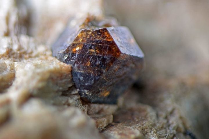 Os cientistas analisaram a composição isotópica de oxigênio nos cristais de zircão, revelando evidências de chuvas continentais e crosta continental, elementos fundamentais para o surgimento da vida na Terra.