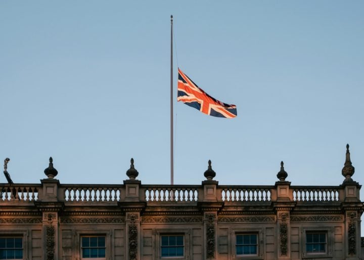 No Reino Unido, o projeto-piloto “The 4-Day Week Global” foi realizado em 2022 e testou a implementação da semana de trabalho de 4 dias em 61 empresas com cerca de 2.900 funcionários.