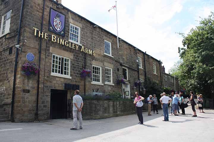 Localizado no condado inglês de West Yorkshire, foi aberto “antes de a Inglaterra ter seu primeiro rei”, como diz o texto de apresentação no site oficial do estabelecimento. Atualmente, não só oferece um menu com bebidas e comidas da culinária clássica como atrai turistas pelo seu aspecto cultural. 
