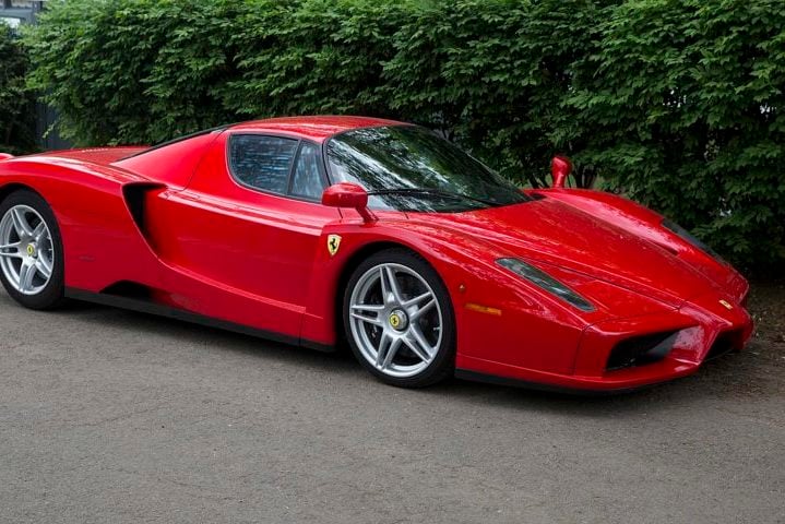 Fundada por Enzo Ferrari em 1939 na divisão de corridas da Alfa Romeo com o nome Auto Avio Costruzioni, a empresa construiu seu primeiro carro em 1940. No entanto, o início da empresa como fabricante de automóveis é geralmente reconhecido em 1947.