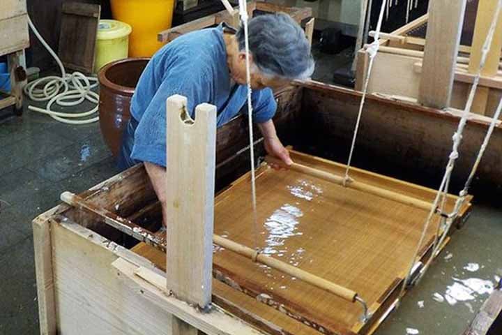 O mizuhiki, item decorativo usado em cartões para cerimônias culturais japonesas, é um produto clássico vendido pela Genda Shigyo. 
