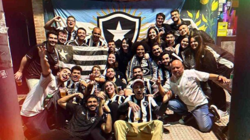 Grupo que vive na Argentina monta torcida e começa a receber os mais de 40 mil botafoguenses que vão invadir a capital portenha 