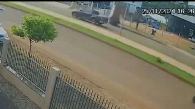 Uma caminhonete passava ao lado do carro quando ele capotou