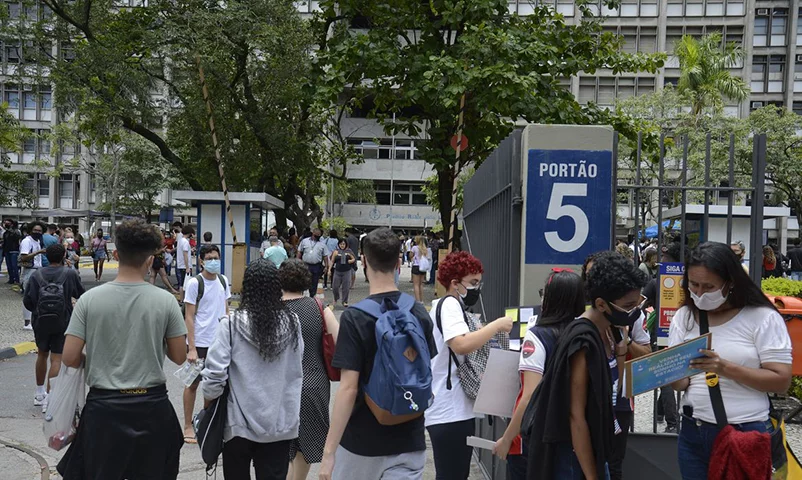 Em 2010, o Sisu passou a aceitar a nota do Enem no seu programa de seleção. O Sistema de Seleção Unificada é uma plataforma do governo brasileiro que permite aos estudantes concorrer a vagas em universidades públicas de todo o país usando a nota do Enem.