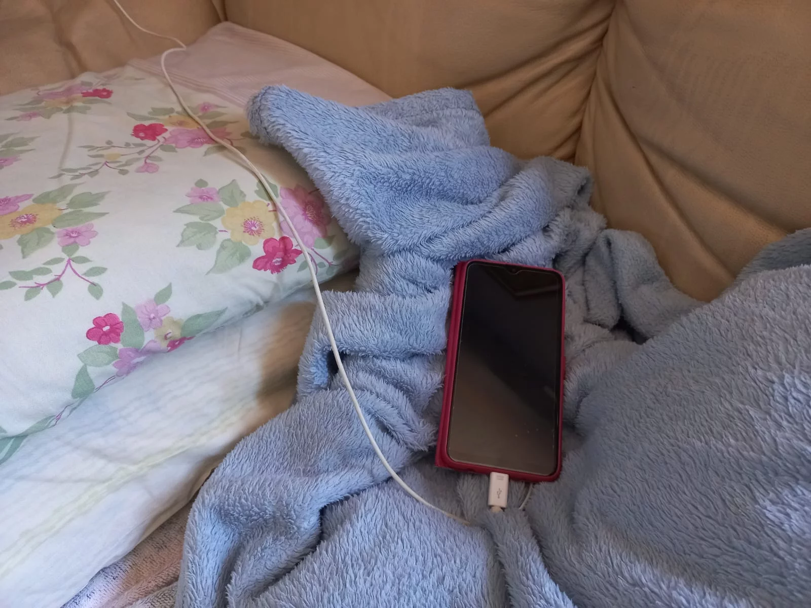 O celular, principalmente, é um perigo, pois, geralmente, a pessoa mantém a vida ali: aplicativos de todos os tipos, que envolvem lazer e compromissos. Celular por perto significa a curiosidade de dar uma espiadinha para ver se tem novidade, mensagem ou notificação. E aí já era o sono. 