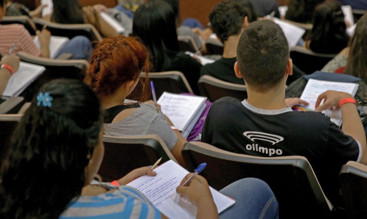 Em 2015, as notas do Enem viraram critério para o financiamento do Fies. O Fundo de Financiamento Estudantil é um programa do governo brasileiro que oferece financiamento a juros baixos para estudantes cursarem o ensino superior em instituições privadas.