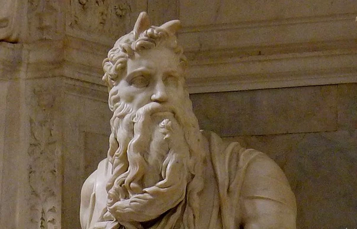 E um detalhe...Uma radiação que sai da testa de Moisés foi traduzida como chifre em escritos antigos, gerando polêmica. Mas trata-se de raios de luz que emanam da figura, patriarca de três religiões: Cristianismo, Judaísmo e Islamismo.  