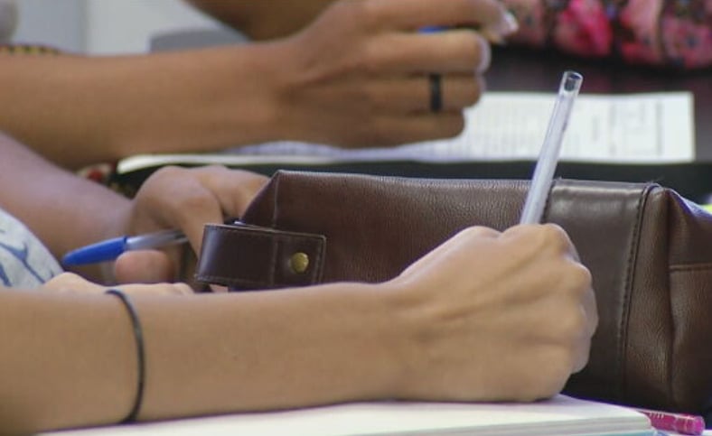 No primeiro dia, foram aplicadas as provas de linguagens (português e inglês/espanhol), ciências humanas e redação. Já na segunda fase, no dia 10/11, foram aplicadas questões de matemática e ciências da natureza.