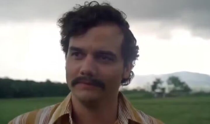 “Imagens reais de mim depois que Trump venceu”, escreveu Musk na postagem no X. Na cena, o personagem Pablo Escobar, traficante colombiano interpretado por Moura, observa a paisagem enquanto fuma uma cigarro.
