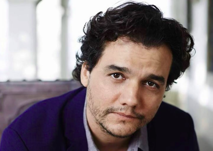 No teatro, Wagner Moura despontou na década de 1990, conquistando reconhecimento por atuações marcantes. 