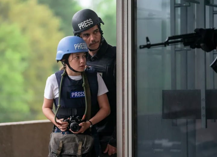 Diante da situação, um grupo de jornalistas, incluindo a fotógrafa Lee (Kirsten Dunst) e Joel (Wagner Moura), viaja pelo país para documentar os horrores do conflito. O filme custou US$ 50 milhões, sendo o maior investimento feito pela produtora A24 até o momento. 