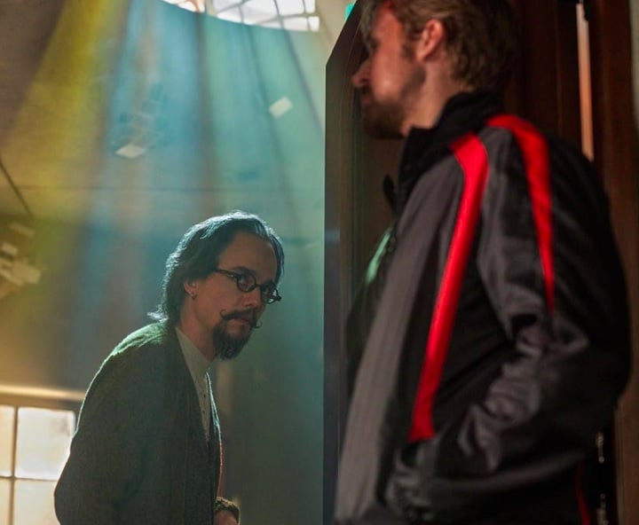 Moura continuou recebendo papéis de destaque em produções internacionais, como a série Iluminadas (2022), com a atriz Elizabeth Moss, e o filme O Agente Oculto (2022), com astros Ryan Gosling (Barbie) e Chris Evans (Capitão América).