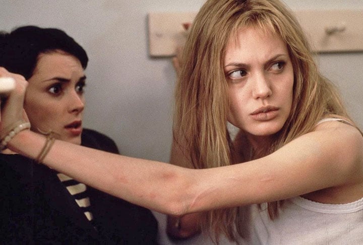 Angelina Jolie não é menos famosa ou talentosa. Vencedora de um Oscar como atriz coadjuvante em Girl, Interrupted, em 2000, ganhou ainda maior notoriedade internacional estrelando nos cinemas a heroína dos cinemas Lara Croft.