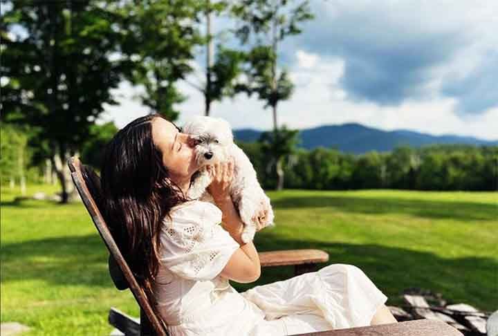 De Armas fez sua estreia como atriz em 2006, interpretando o papel de Marie em Uma rosa da França. Aos 18 anos, ela se mudou para a Espanha, tendo o seu primeiro grande sucesso televisivo na série O internato, na qual estrelou como Carolina Leal.