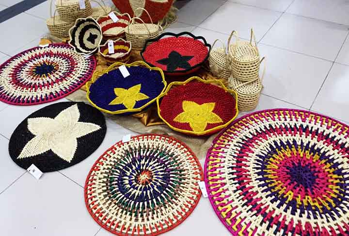 Após o tingimento, a palha é seca e pode ser trançada ou trabalhada da forma desejada para fazer a peça a ser usada. 