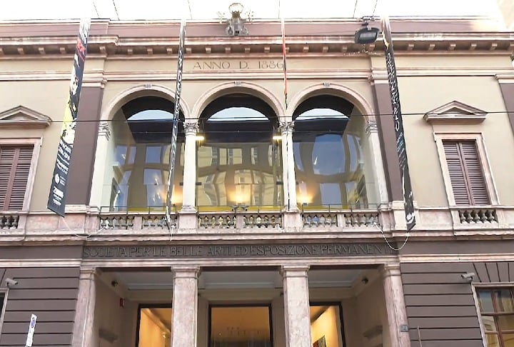 O concurso recebeu quase 60 mil inscrições, das quais 100 finalistas serão exibidas no Museo della Permanente, em Milão, de 22 de novembro de 2024 a 9 de fevereiro de 2025.