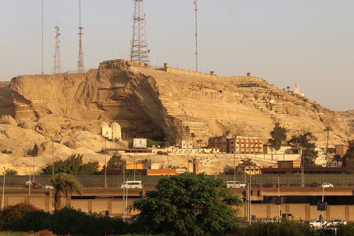 Depois, o lixo é concentrado na base das colinas de Mokattam, onde as mulheres se encarregam de fazer a separação do material.